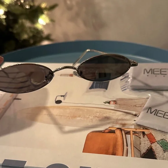 90s Small Oval Sunglasses - Picture 5 of 6